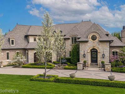 4911 Pinnacle Blvd