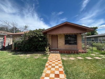 2003 Farias St
