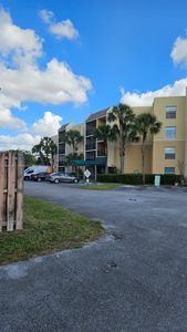 8005 Lake Dr APT 201