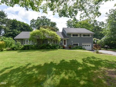 10 Eastland Avenue