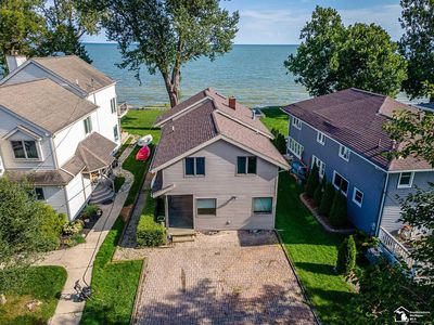 3360 Lakeshore Dr