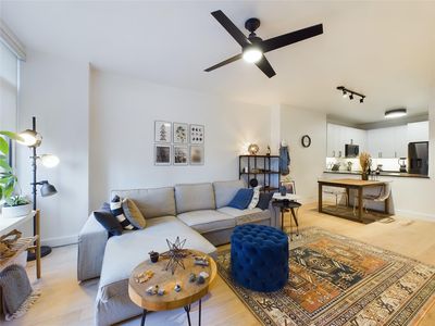 54 Rainey St APT 415
