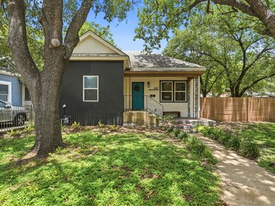 321 E Mistletoe
