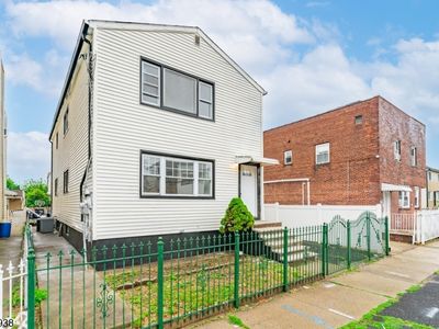 284 2Nd Ave