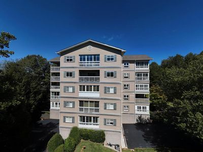 121 River St