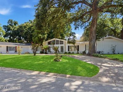 1566 E East St #2