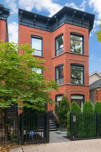 2119 N Kenmore Ave