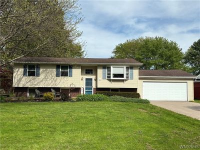 Property at 3979 Ridgelea Dr, Lockport, NY