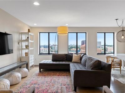 221 W 48th St APT 1404