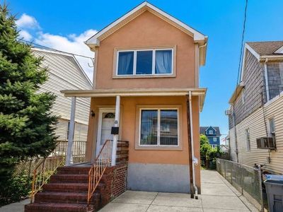 8 Gotham Ave
