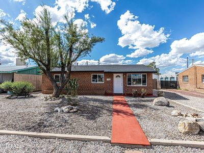 1143 N Santa Rosa Ave