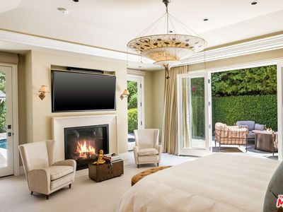 2552 Benedict Canyon Dr