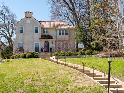 38 W Minnehaha Pkwy