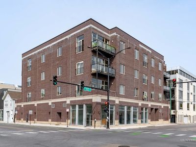 500 N Damen Ave APT 204