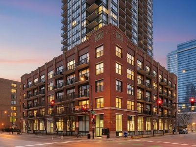 210 S Desplaines St APT 402