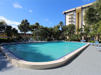 4550 NW 9th St APT 606E