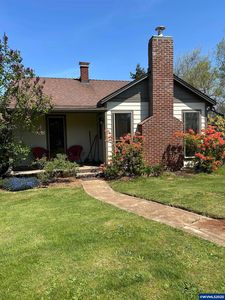 1060 Silver Falls Dr NE