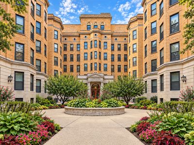 550 W Surf St APT 117