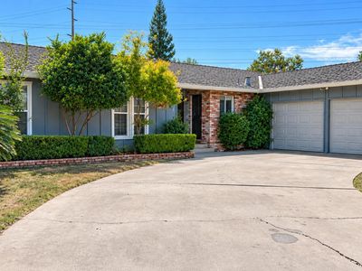 712 Roxbury Ln
