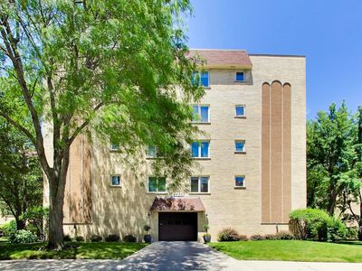 6430 W Belle Plaine Ave APT 209