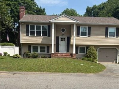 568 Lantern Ln