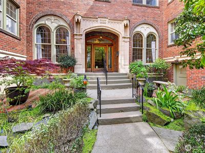 124 Warren Avenue N #208