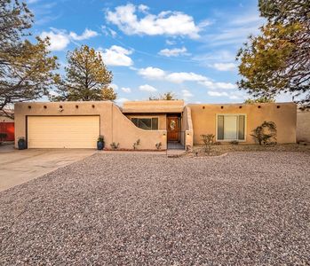 10108 La Paz Dr NW