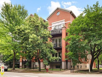 2323 W Montrose Ave APT 2W