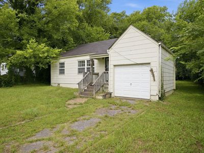 738 Henderson Dr