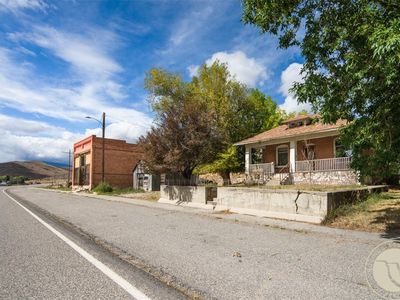 123 Main St
