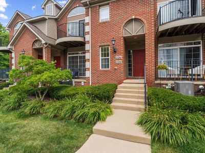 228 W Oakbrook Dr