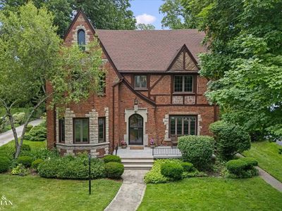 542 Lakepointe St
