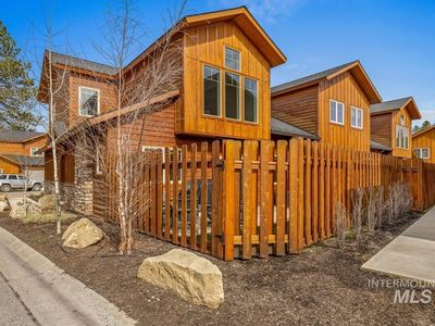 609 Blue Water Cir