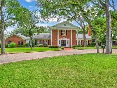 2825 Lake Air Dr