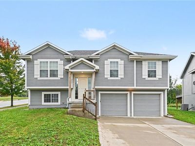 Property at 200 Elissa Dr, Raymore, MO