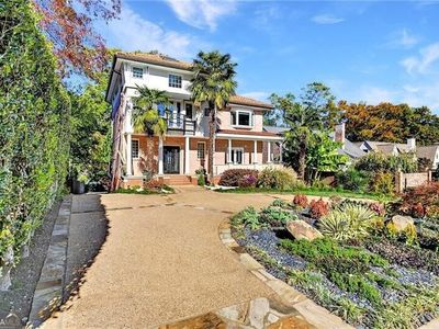 1216 E Rock Springs Rd NE