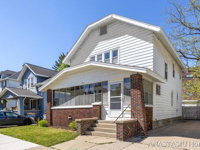 741 Crescent St NE
