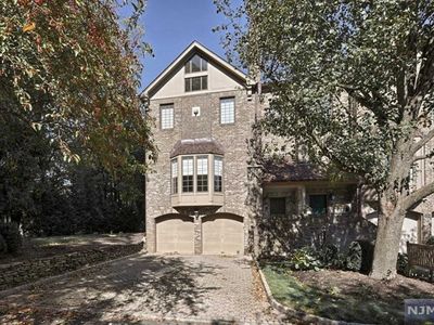 Property at 11 Windsor Ct, Saddle River, NJ