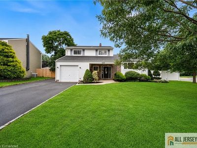 122 Benart Pl