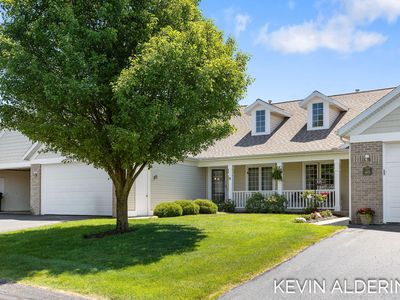 8872 N Peninsula Ct