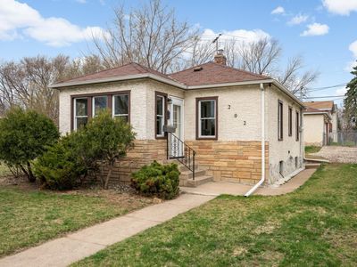 202 Park St W