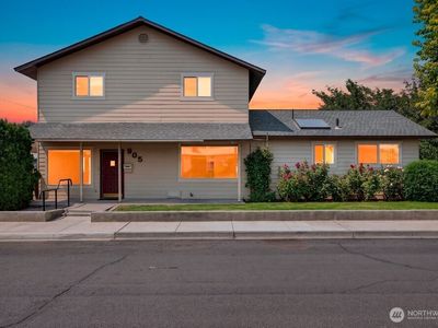 905 4th Ave SE