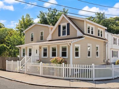 76 Saunders St
