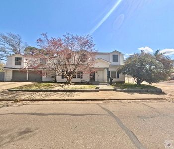 1302 Bowie St