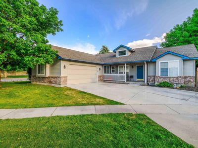 413 E Daniel Ct