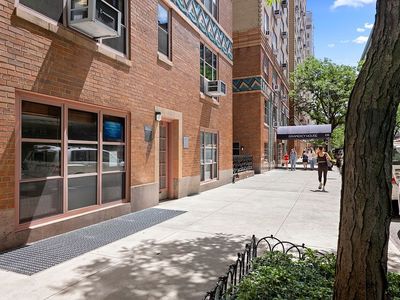 235 E 22nd St APT 1B