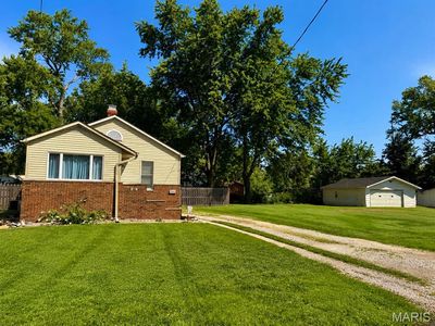 Property at 411 E Chestnut St, Gillespie, IL
