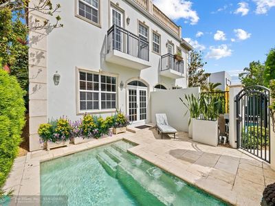 1105 NE 2nd St UNIT 1105