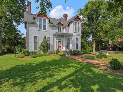 2500 Woodlawn Dr