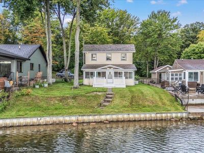 733 Lakeshore Dr
